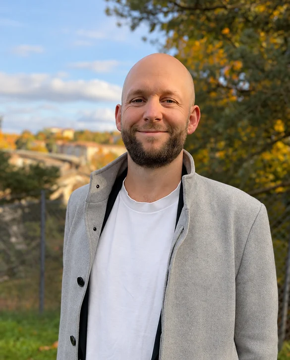 Niklas Jedbring, grundare av Adcoacher, utomhus en höstdag i Stockholm